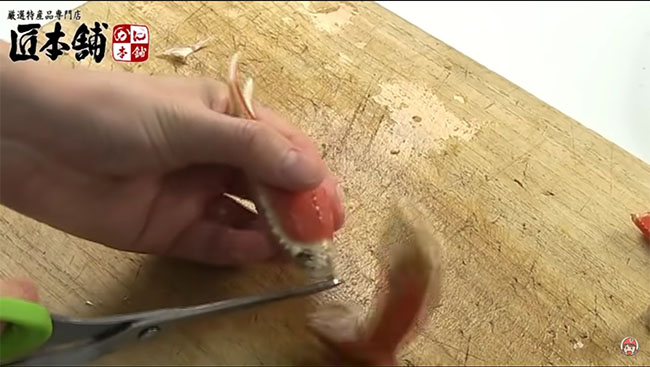 カニの爪を切り離し終えた